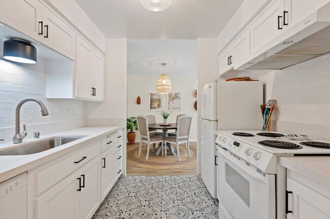 Building Photo - Desirable San Roque Condo