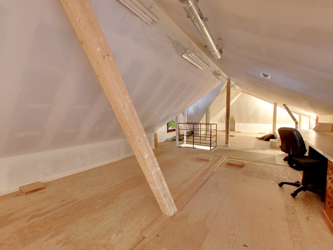 Building Photo - STUNNING 2/2 W/ Dining Room and LARGE Atti...