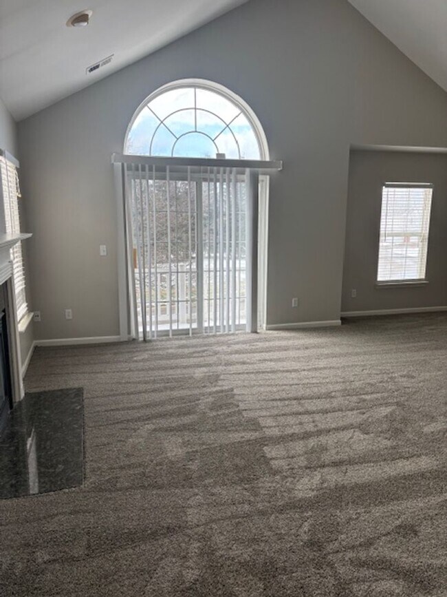 Building Photo - BEAUTIFUL 2 BEDROOM 2 BATH CONDO!