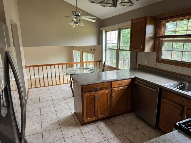 Building Photo - 2404 Kenmore Ct