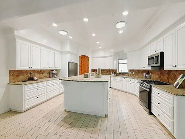 Building Photo - Spacious 6 Bed in Carlsbad with Ocean Views and Roof Top deck, 1 mile to the Beach!!