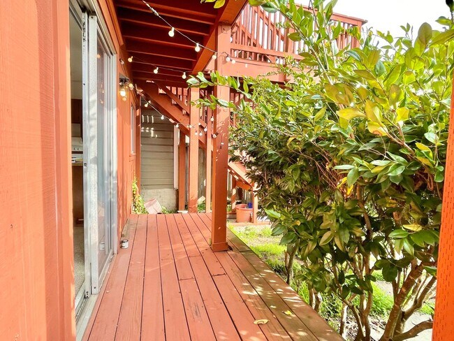 Building Photo - Jr.1BR/1BA Garden Unit NOPA Flat! Laundry!...