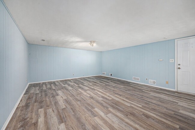 Building Photo - $0 Application Fee In August Huge Independ...