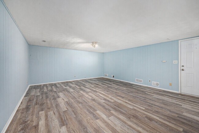 Building Photo - ****AVAILABLE NOW**** Huge Independence Du...