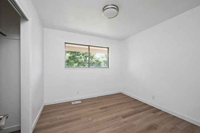 Building Photo - 11044 S Temple Dr