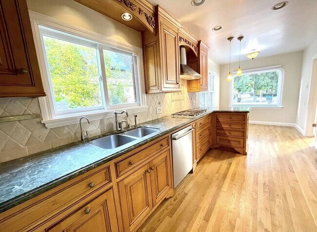 Building Photo - 1127 Clark Way