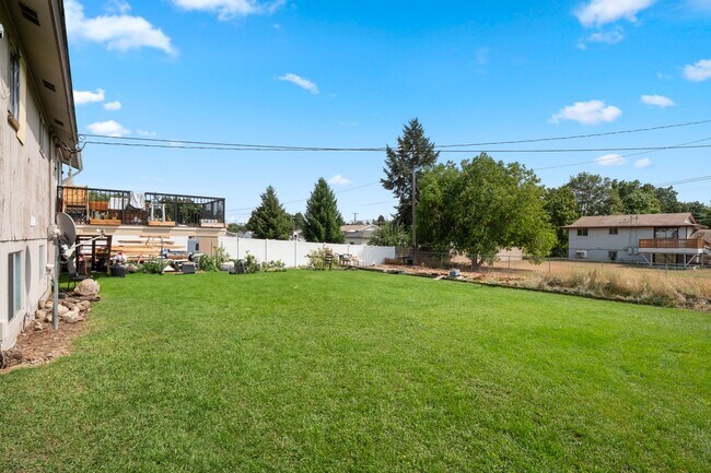 Building Photo - 10512 E Augusta Ave