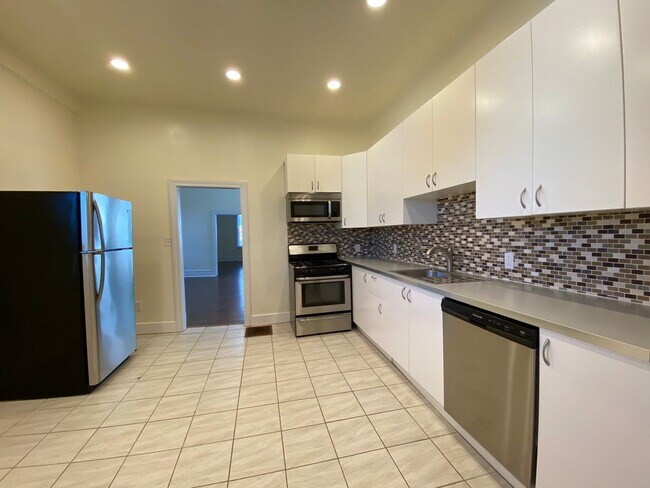 Building Photo - Spacious 3br house with off street parking