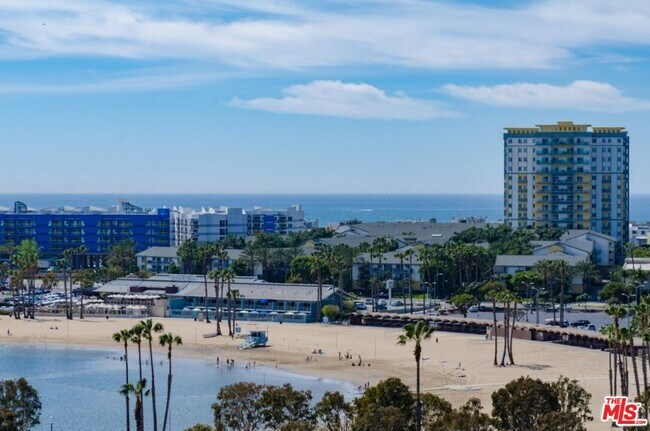 Building Photo - 4267 Marina City Dr