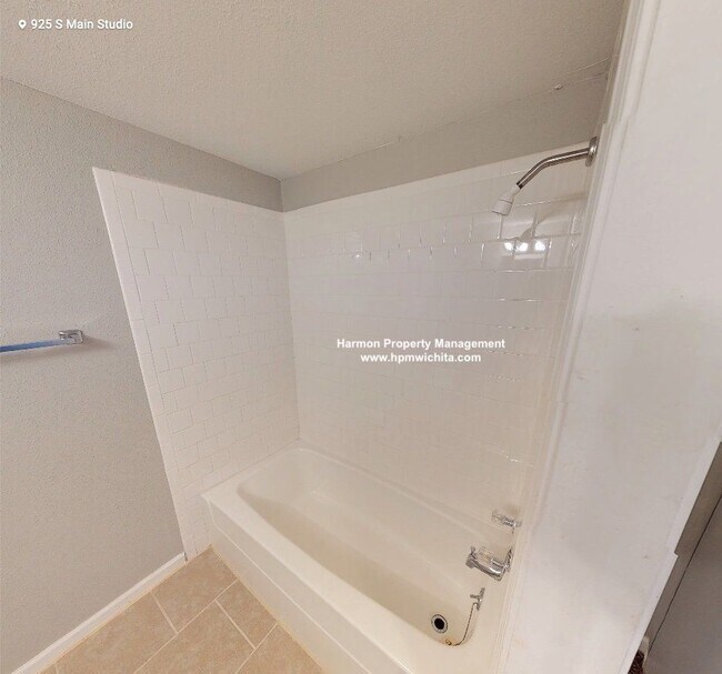 Building Photo - 925 S Main St