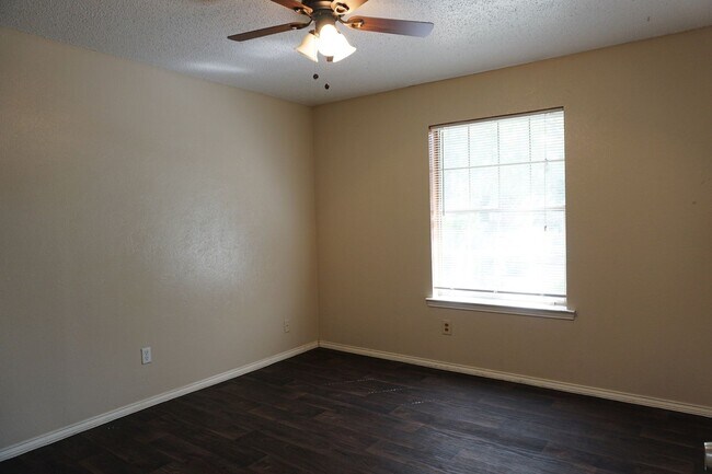 Building Photo - 1827 Abshire Ln