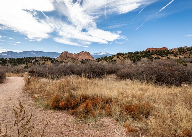 Building Photo - LUXURY 2 Bed, 2 Bath NEAR Garden of the Gods