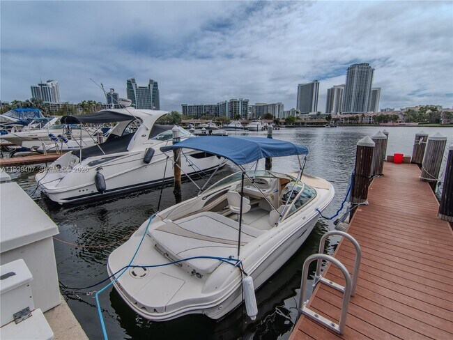 Building Photo - 2500 Parkview Dr