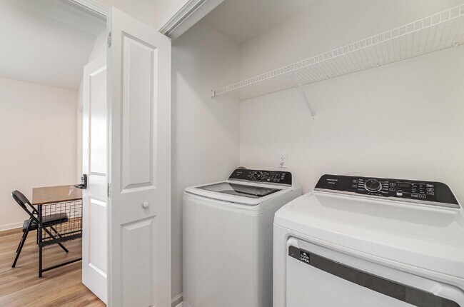 Building Photo - Comfortable & cozy Charlotte Townhouse 10 min from uptown
