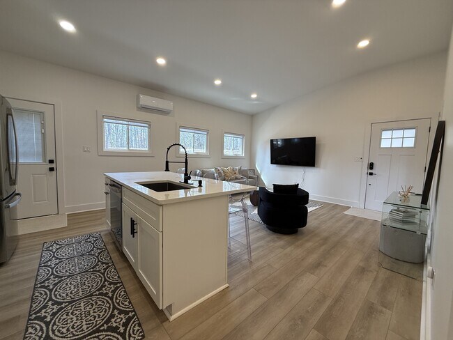 Building Photo - 8625 Cedarbrook Dr