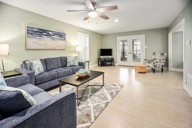 Building Photo - 8 Las Brisas Pl