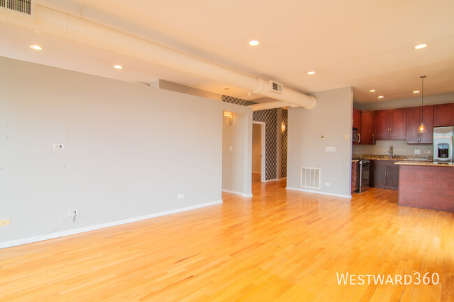 Building Photo - Fantastic two bed in West Town!