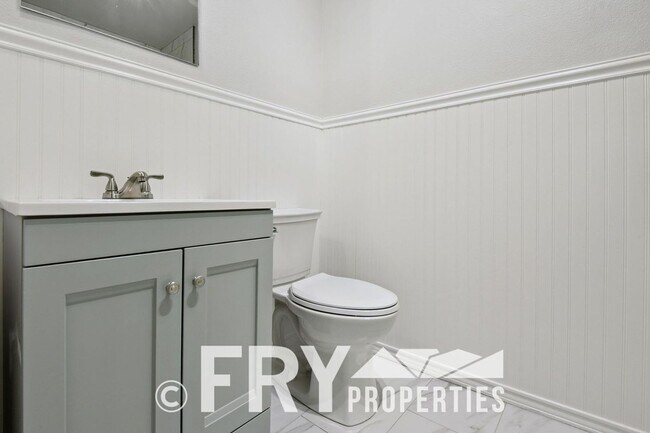 Building Photo - Cozy 1/2 Duplex in Congress Park