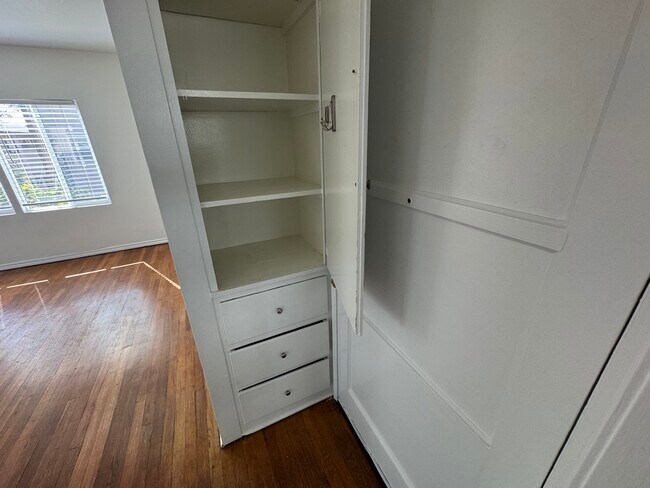 Building Photo - 9217 Alcott St