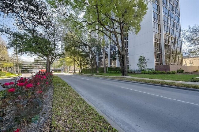 Building Photo - 5001 Woodway Dr
