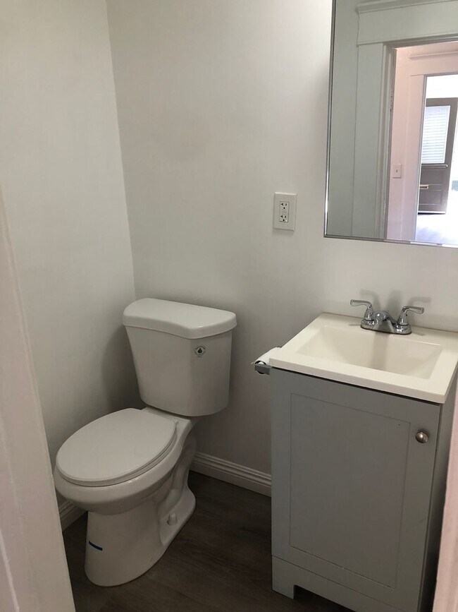 Building Photo - Lower 1 Bedroom Backhouse near Downtown Lo...