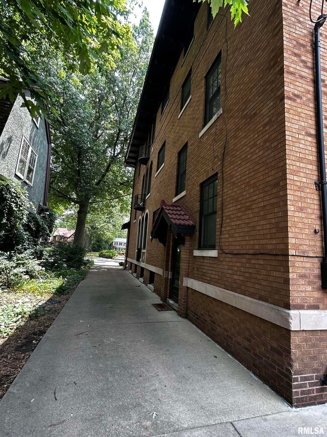 Building Photo - 1725 W Moss Ave