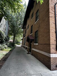 Building Photo - 1725 W Moss Ave