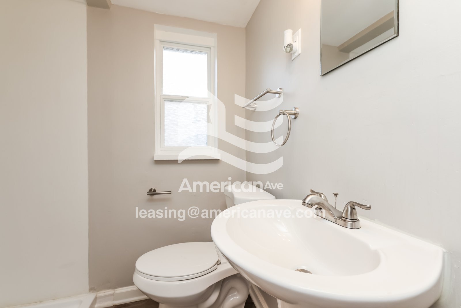 Building Photo - 1818 Parkhill Dr