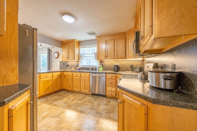 Building Photo - Charming 3-Bedroom Home in a Peaceful Neig...