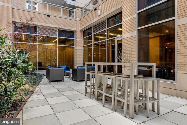 Building Photo - 1025 1st St SE