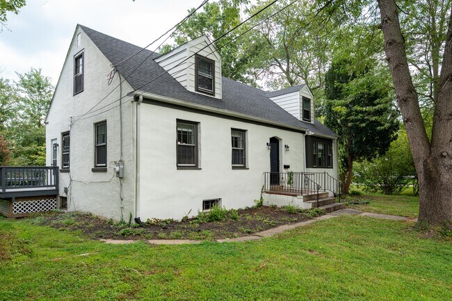 Building Photo - 1122 Lower Ferry Rd