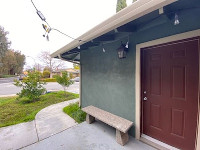 Building Photo - Spacious ADU -  nearly new appliances, flo...