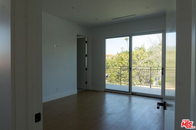 Building Photo - 10360 Ilona Ave