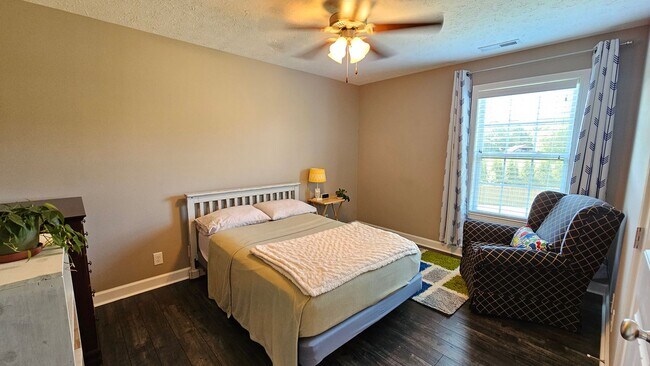 Building Photo - 6 Month Lease! Close to Exit 8 I-24! IMMACULATE!! 4 bed/2.5 Bath, 3 car garage/fenced in backyard...
