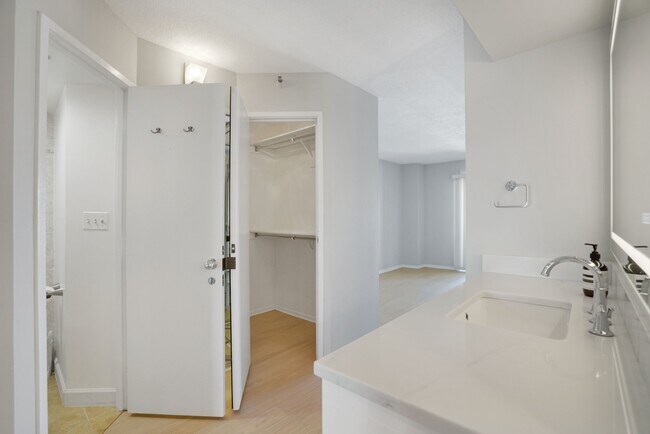 Building Photo - 1600 N Oak St