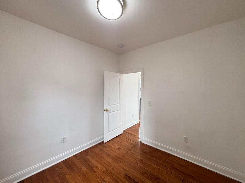 Building Photo - 220 51st St