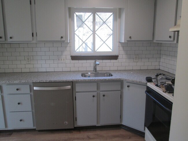 Building Photo - 114 Clark St