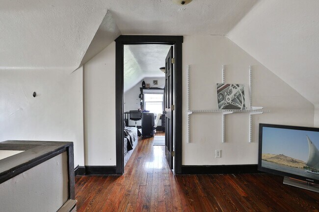 Building Photo - 1619 Summit St