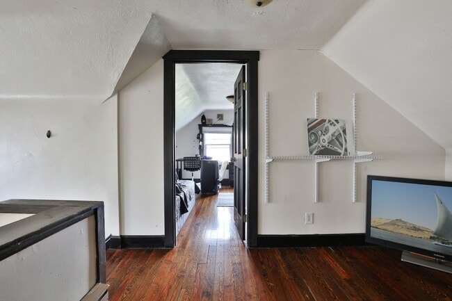 Building Photo - GREAT OSU SOUTH CAMPUS LOCATION - Ridiculously Nice back deck and off-street parking for everyone