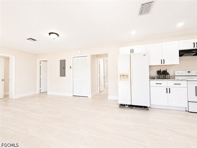 Building Photo - 4426 Poinsettia St