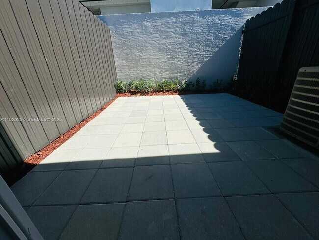 Building Photo - 2940 W Flagler St