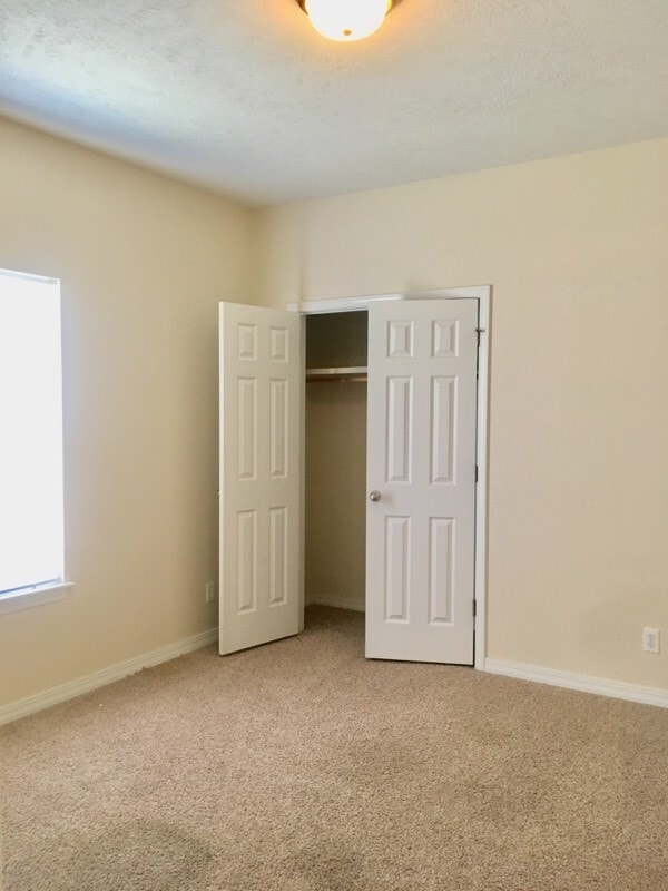 Building Photo - Beautiful Home In A Peaceful Residential Neighborhood