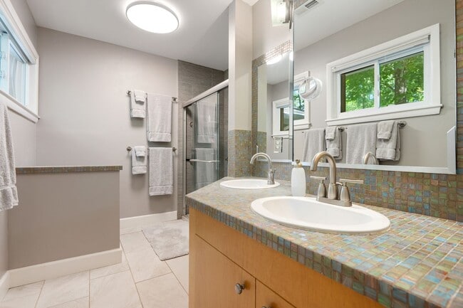 Building Photo - Prestine mid-century modern ranch minutes from Southpoint!- Application Pending