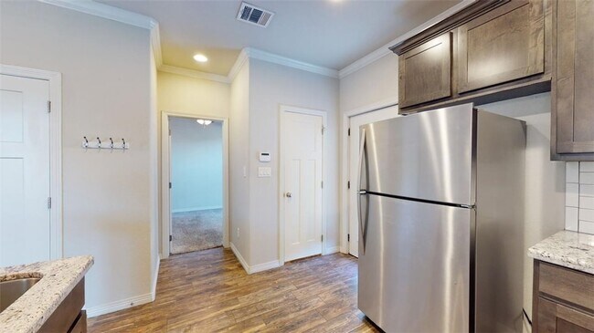 Building Photo - 914 Fairview Ave