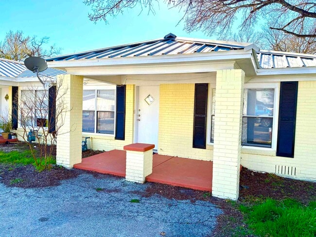 Building Photo - 800 S Vandeveer St