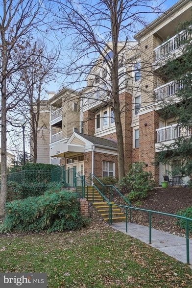 Building Photo - 2204 Westcourt Ln