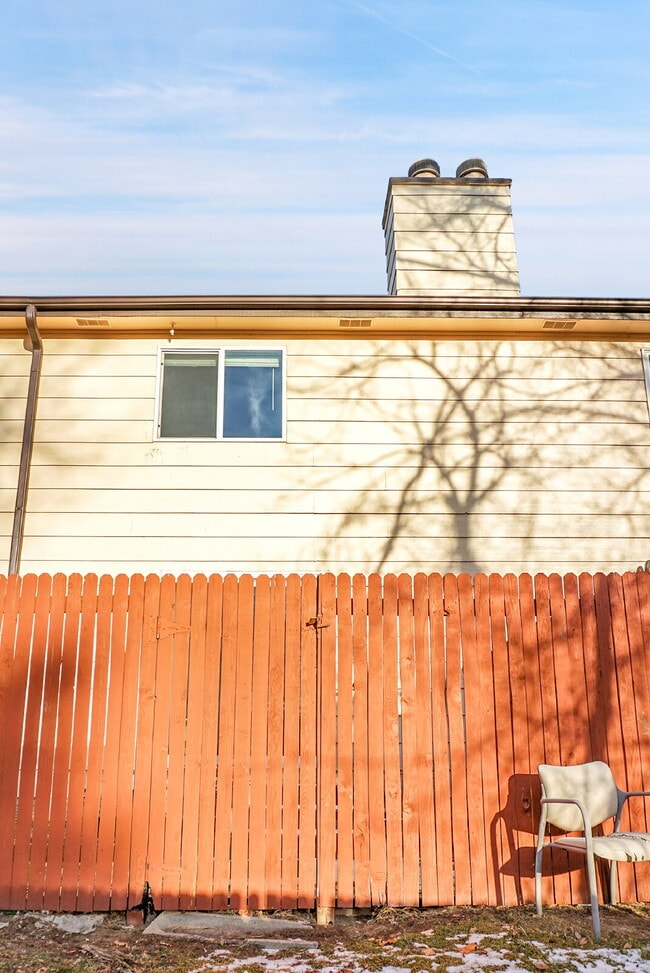 Building Photo - $1,745.95 -  2 Bed, 2 Bath Townhome in CO Springs with In Unit Laundry and Attached Garage!