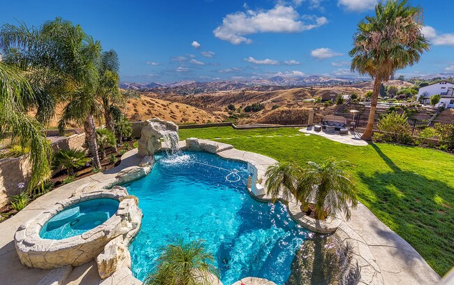 Building Photo - Stunning 5-Bedroom Castaic View Home for Rent!