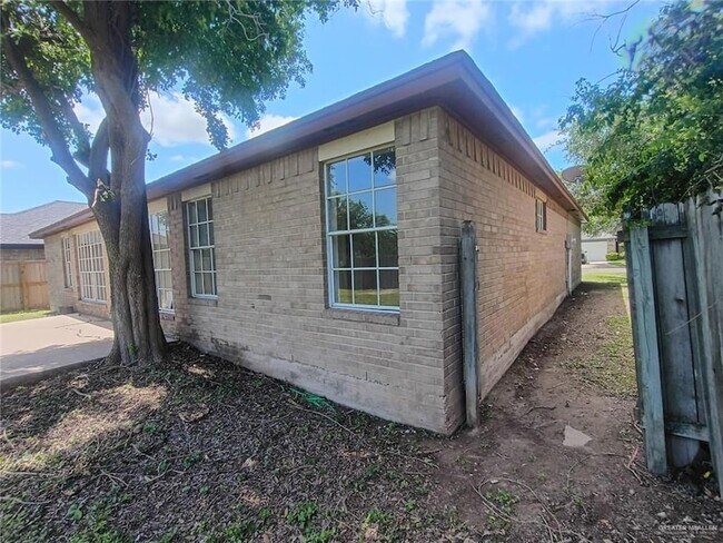 Building Photo - 1715 Marigold St