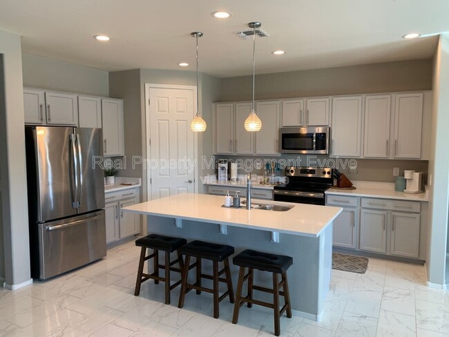 Building Photo - 8721 W MacKenzie Dr